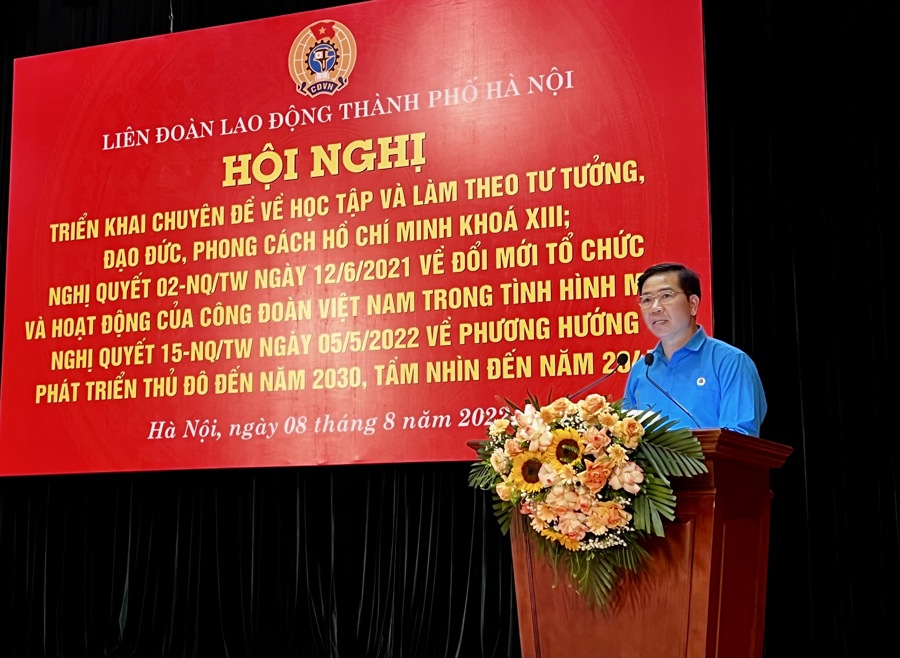 Phó Chủ tịch LĐLĐ TP Hà Nội Nguyễn Huy Khánh phát biểu khai mạc hội nghị. 