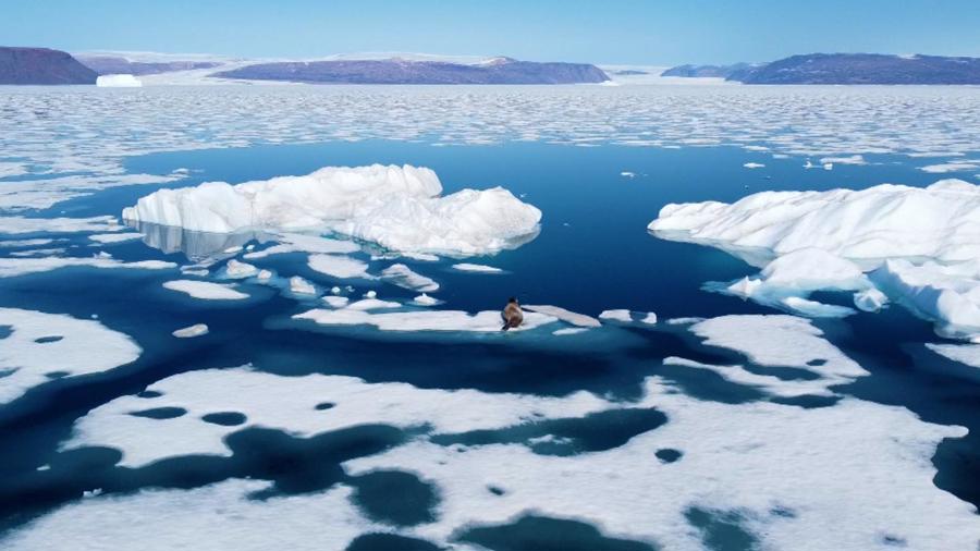 Băng biển tan chảy xung quanh Greenland. Ảnh: CNN