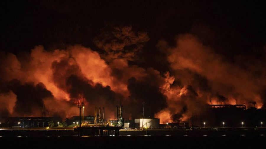 Sau 4 ngày, đám cháy tại Matanzas vẫn chưa thể được khống chế. Ảnh: AFP