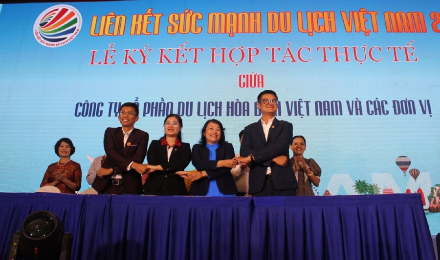 Công ty Vina Phú Quốc tham gia ký kết ghi nhớ hợp tác với công ty cổ phần du lịch Hòa Bình Việt Nam tại hội nghị liên kết sức mạnh du lịch Việt Nam 2022