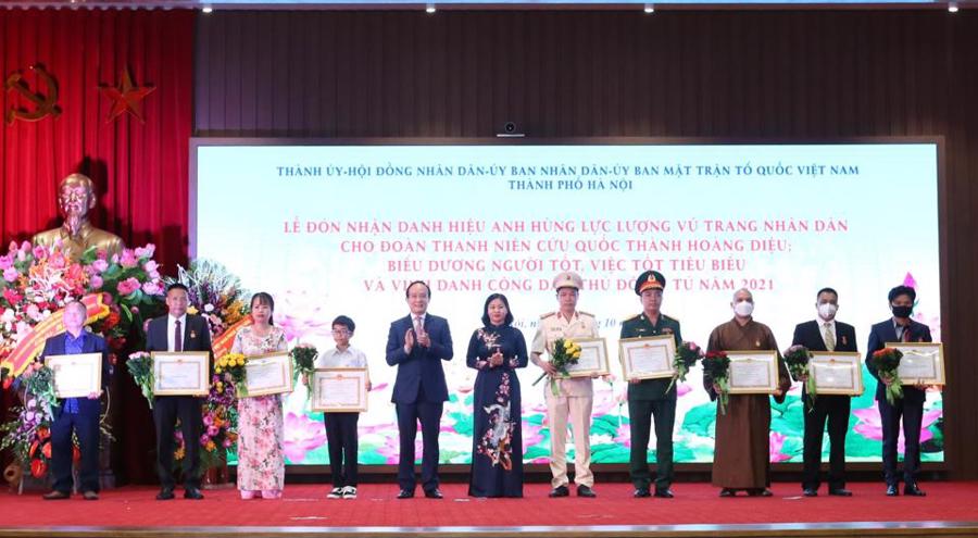 Lãnh đạo TP Hà Nội trao danh hiệu “Người tốt, việc tốt” năm 2021 cho 9 cá nhân, tháng 10/2021. 