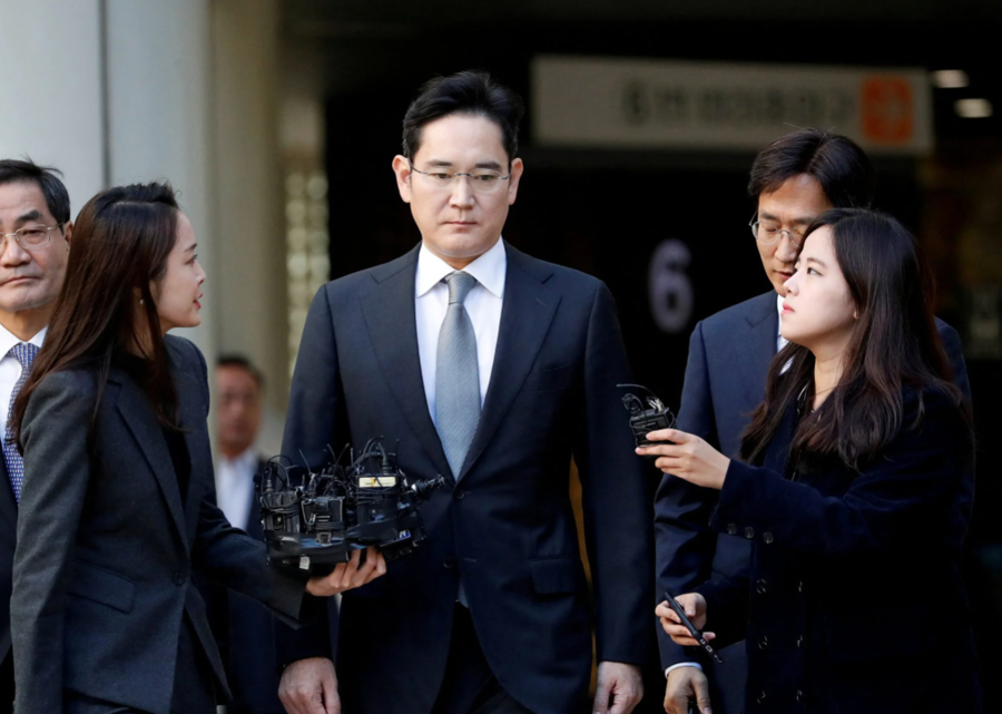Phó Chủ tịch Samsung Electronics Lee Jae-yong bị báo giới vây quanh trước tòa án Seoul, tháng 10/2019. Ảnh: Reuters