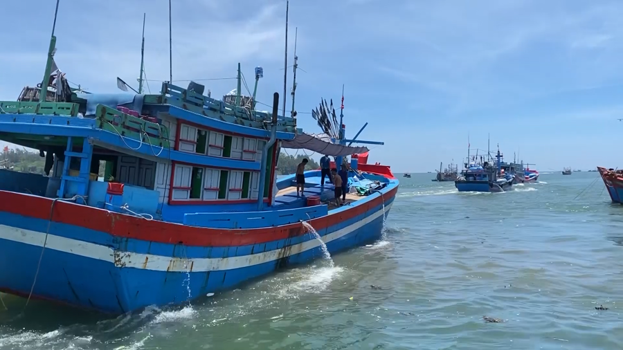 Tàu cá xuất bến ở cảng Sa Kỳ (xã Bình Châu, huyện Bình Sơn, tỉnh Quảng Ngãi) để ra khơi đánh bắt.