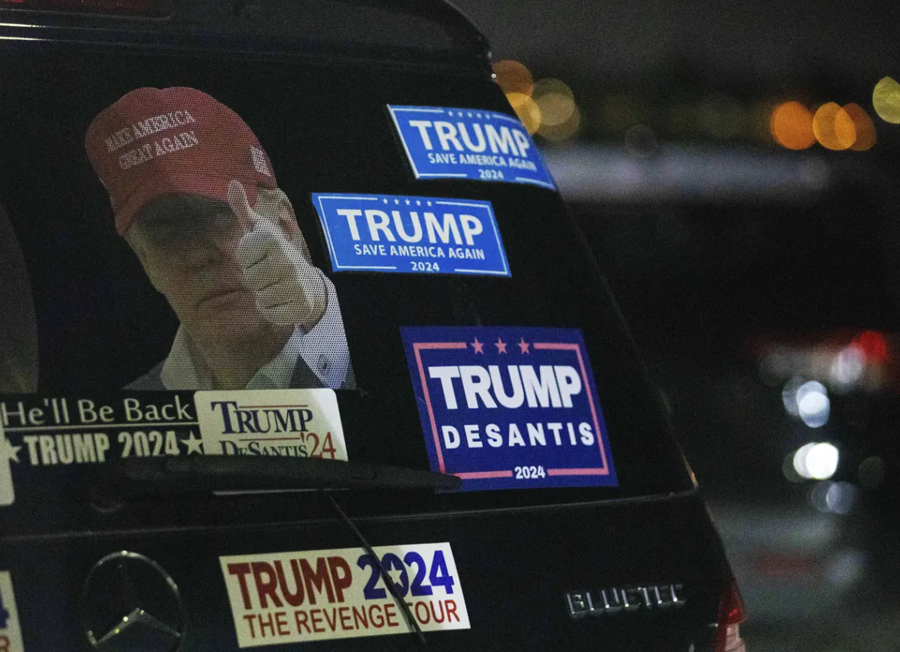 Các thông điệp ủng hộ ông Donald Trump tái tranh cử Tổng thống Mỹ năm 2024 được dán trên một thùng xe đậu gần khu nghỉ dưỡng Mar-a-Lago ở Palm Beach, Florida, Mỹ. Ảnh: AP