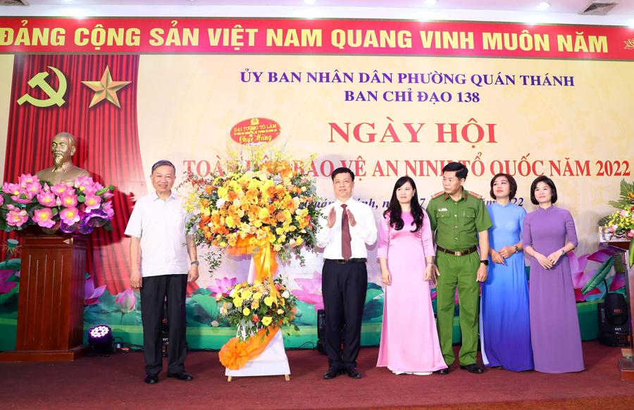 Bộ trưởng Bộ Công an Tô Lâm tặng hoa chúc mừng Đảng bộ, chính quyền và Nhân dân phường Quán Thánh, quận Ba Đình, TP Hà Nội