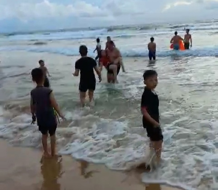 Người dân tham gia cứu các nạn nhân bị đuối nước đưa vào bờ (ảnh cắt từ clip)