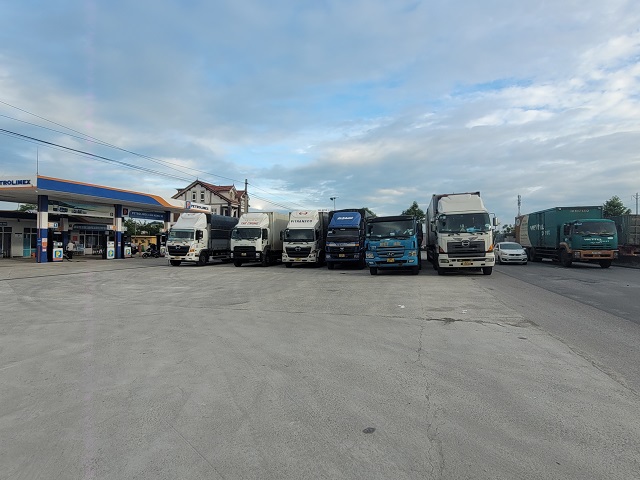 Hàng chục xe container, xe tải dừng đỗ tùy tiện trên Quốc lộ 1A