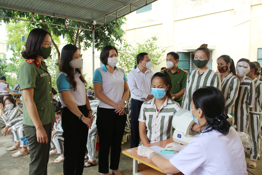 Hội LHPN TP Hà Nội phối hợp Bệnh viện Phụ sản Hà Nội tổ chức khám sức khỏe sinh sản cho nữ phạm nhân. 