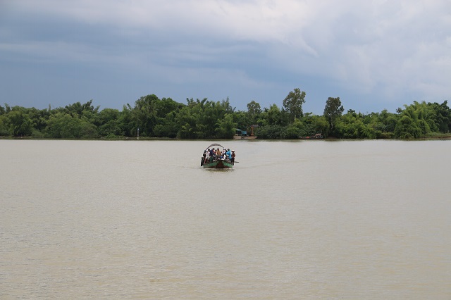 Bao đời nay thuyền là phương tiện duy nhất qua lại “ốc đảo” Hồng Lam, xã Xuân Giang, huyện Nghi Xuân 