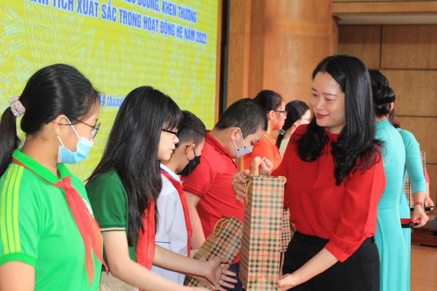 Phó Chủ tịch UBND quận Ba Đình tặng quà cho học sinh có hoàn cảnh khó khăn vươn lên trong học tập trên địa bàn quận. 