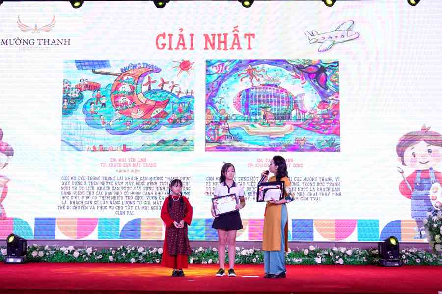 Bà Lê Thị Hoàng Yến trao giải cho các thi sinh đạt giải nhất trong cuộc thi Du lịch cùng Mường Thanh - Kỳ nghỉ mơ ước