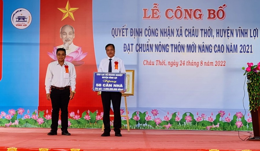  Ông Lê Văn Kiệt (trái) đại diện Câu lạc bộ doanh nghiệp huyện Vĩnh Lợi trao tặng 50 căn nhà tình thương trị giá 2 tỉ đồng. 