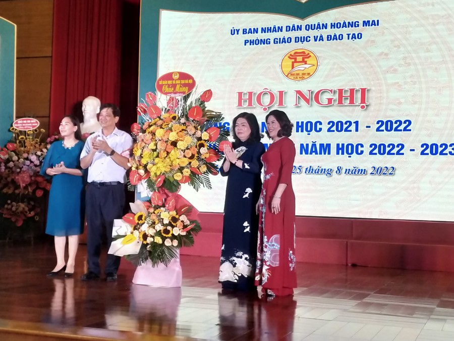 Phó Giám đốc Sở GD&ĐT Hà Nội Phạm Xuân Tiến chúc mừng ngành giáo dục quận Hoàng Mai bước vào năm học mới có nhiều thành tích. Ảnh HM