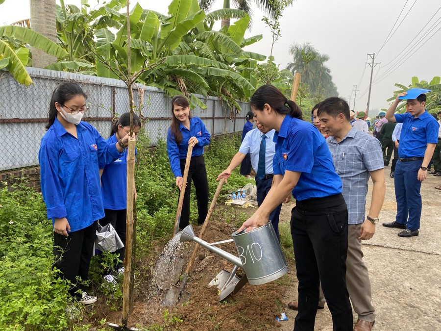 Đoàn khối các cơ quan TP Hà Nội và Huyện đoàn Sóc Sơn khánh thành công trình hàng cây thanh niên với 200 cây xanh trên địa bàn huyện Sóc Sơn, TP Hà Nội.