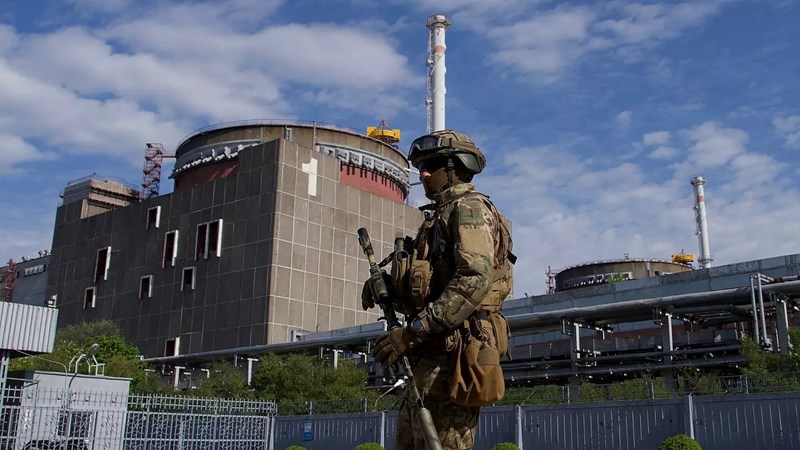 Binh lính Nga tuần tra tại nhà máy điện hạt nhân Zaporozhye ở thành phố Energodar của Ukraine. Ảnh: Reuters