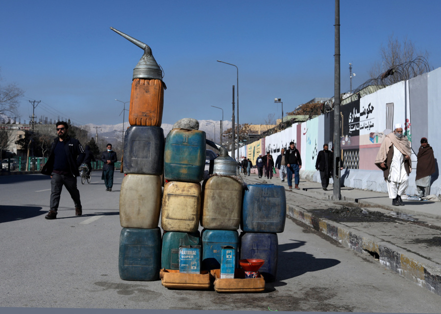 Những can chứa xăng được bày bán trên một con đường ở thủ đô Kabul, Afghanistan, tháng 1/2022. Ảnh: REUTERS 