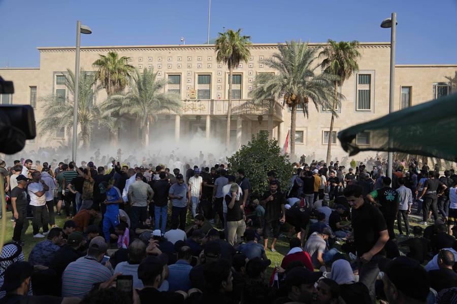 Đụng độ bên trong khuôn viên Cung điện Chính phủ ở thủ đô Baghdad, Iraq, ngày 29/8. Ảnh: AP