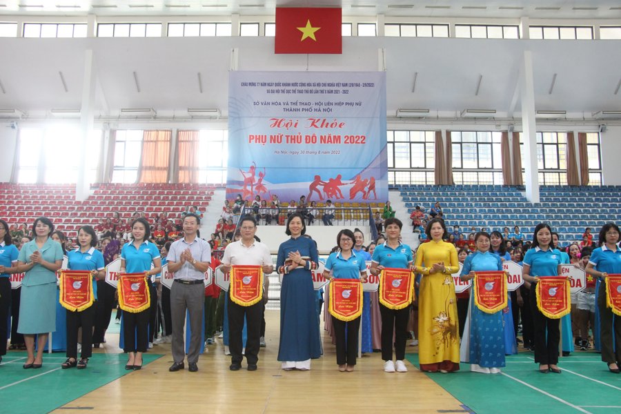 Ban Tổ chức trao cờ lưu niệm cho các đơn vị tham gia Hội khỏe. 