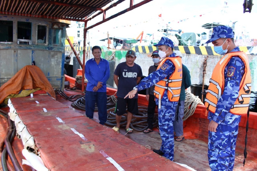 Tổ công tác Cảnh sát Biển 4 đang kiểm tra các tàu cá có hành vi buôn lậu 