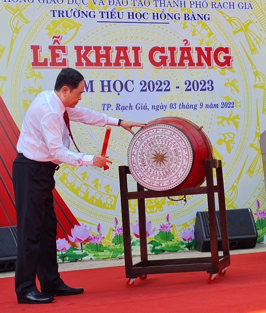 Phó Chủ tịch Thường trực Quốc hội Trần Thanh Mẫn đánh tróng khai giảng năm học mới tại Kiên Giang (Ảnh: Hữu Tuấn)