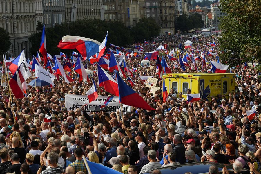 Hàng chục nghìn người Séc biểu tình ở Praha hôm 3/9. Ảnh: Bloomberg