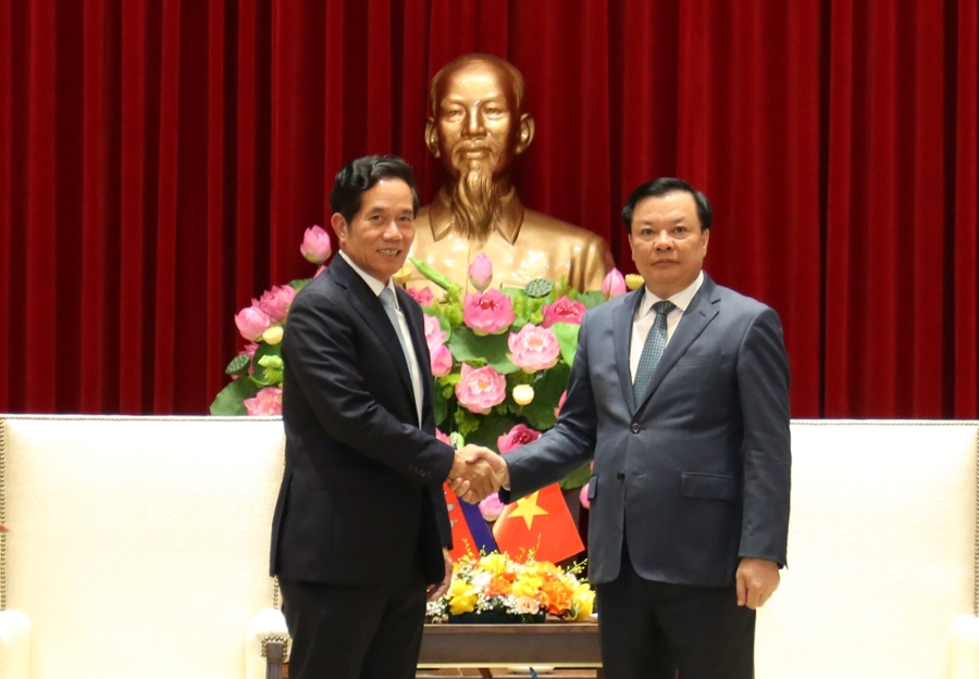 Bí thư Thành ủy Hà Nội Đinh Tiến Dũng và Đô trưởng Thủ đô Phnôm Pênh Khuông Sơ-reng. Ảnh: Thanh Hải