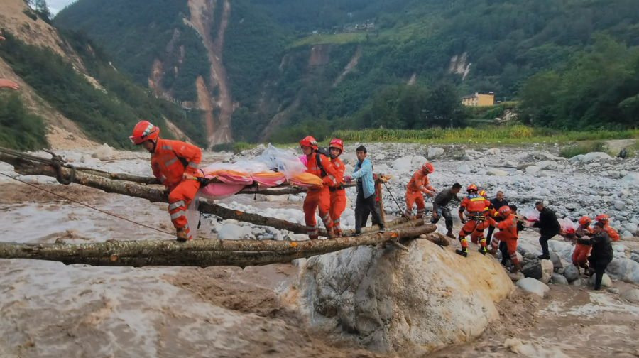 Hình ảnh lực lượng cứu hộ đưa người bị nạn trong trận động đất vượt qua sông tại Tứ Xuyên, ngày 5/9/2022. Ảnh: Tân Hoa xã
