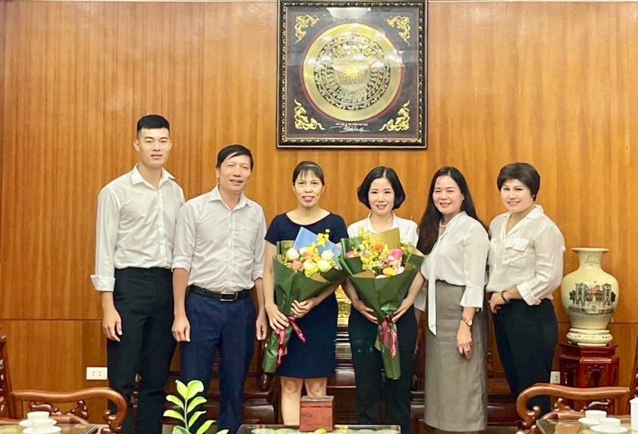 Bà Nguyễn Hồng Điệp (cầm hoa bên trái) được bổ nhiệm là Chủ tịch Hội Chữ Thập đỏ huyện Sóc Sơn nhiệm kỳ 2021 - 2026. Ảnh: Lâm Nguyễn.