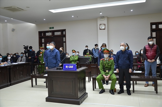 Các bị cáo trong phiên toà xét xử vụ án xảy ra tại bệnh viện Bạch Mai