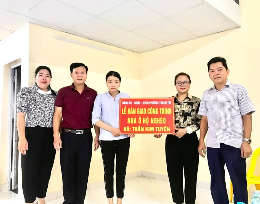 Lễ bàn giao nhà mới cho hộ nghèo bà Trần Kim Tuyến (áo trắng bên trái, phường Thanh Trì). Ảnh: HM