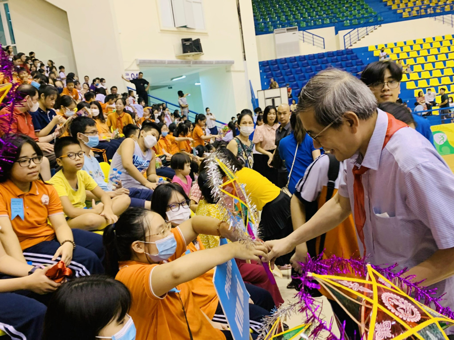 Bí thư Quận ủy Ba Đình Hoàng Minh Dũng Tiến tặng quà cho các cháu thiếu nhi nhân dịp Tết Trung thu năm 2022. 