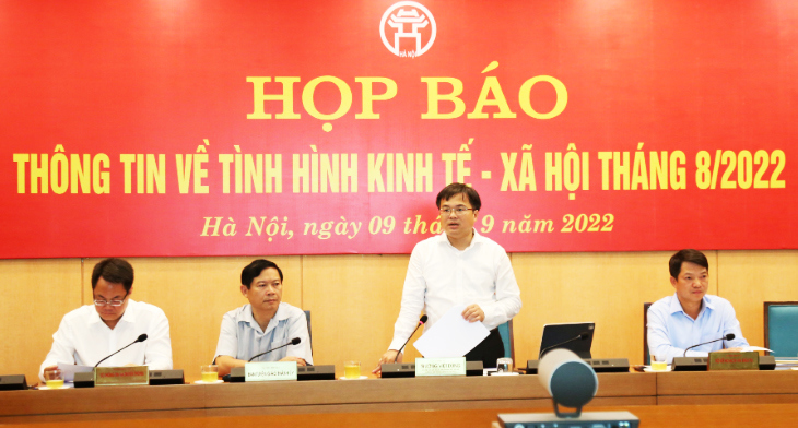 Chánh Văn phòng UBND TP Hà Nội Trương Việt Dũng phát biểu tại buổi họp báo. 