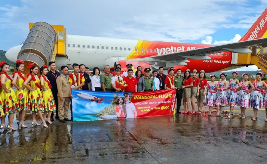 Phi hành đoàn chụp ảnh cùng đại diện Cảng Hàng không quốc tế Phú Quốc (Ảnh: Hữu Tuấn)