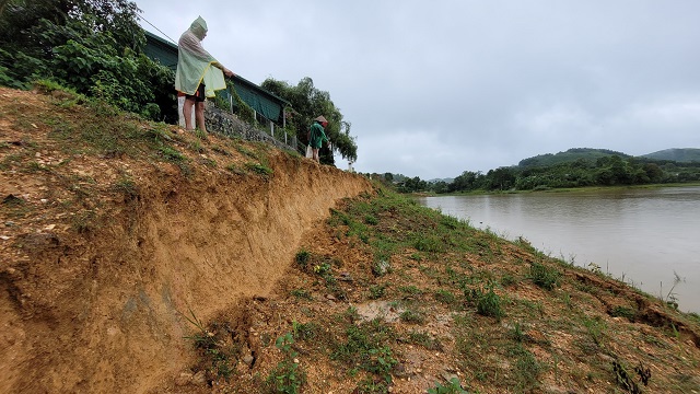Đường dân sinh ở thôn Mỹ Ngọc xã Đức Lĩnh, huyện Vũ Quang  bị sạt lở nghiêm trọng do mưa lớn kéo dài. 