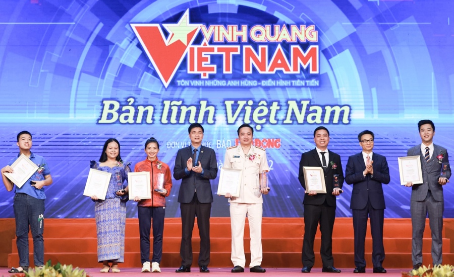 Phó Thủ tướng Chính phủ Vũ Đức Đam (thứ 2 từ phải qua) và Phó Chủ tịch Tổng Liên đoàn Lao động Việt Nam Ngọ Duy Hiểu (thứ 4 từ trái qua) trao biểu trưng Vinh quang Việt Nam cho các cá nhân