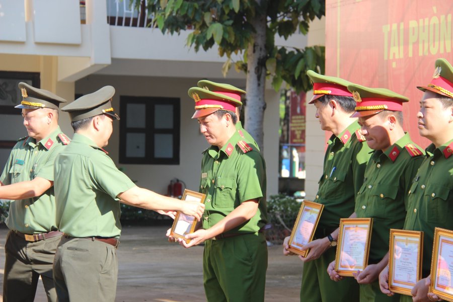 iám đốc Công an tỉnh, thiếu tướng Nguyễn Sỹ Quang trao giấy khen cho các cá nhân đạt thành tích trong điều tra vụ án cướp tiền ngân hàng tại TP Biên Hòa ngày 8/9/2022.