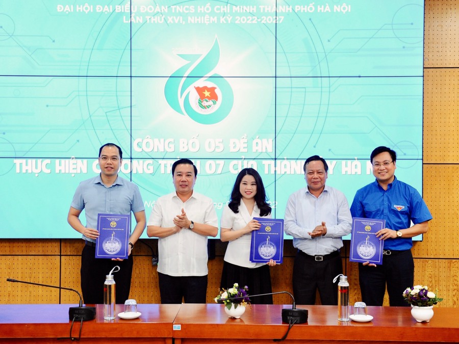 Lãnh đạo TP Hà Nội trao Công bố 5 Đề án thực hiện Chương trình số 07 -CTr/TU của Thành ủy Khoá XVII cho lãnh đạo Thành đoàn Hà Nội. 