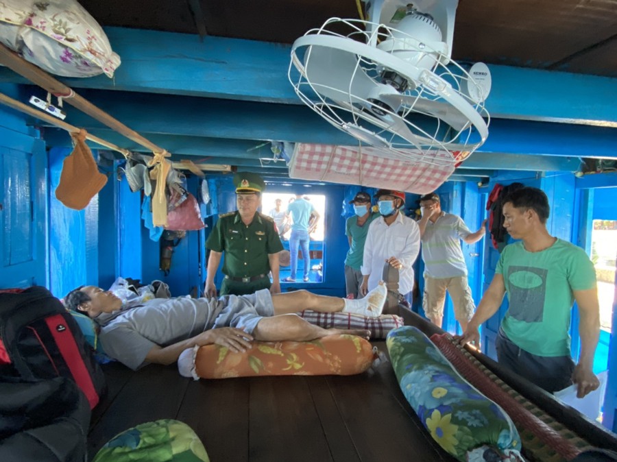 Bộ đội biên phòng Quảng Ngãi thăm ngư dân bị thương.