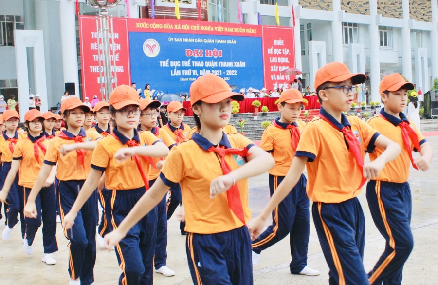 Học sinh trường THCS Việt Nam - Angiêri tham gia diễu hành tại Lễ khai mạc Đại hội TDTT quận Thanh Xuân lần thứ VI