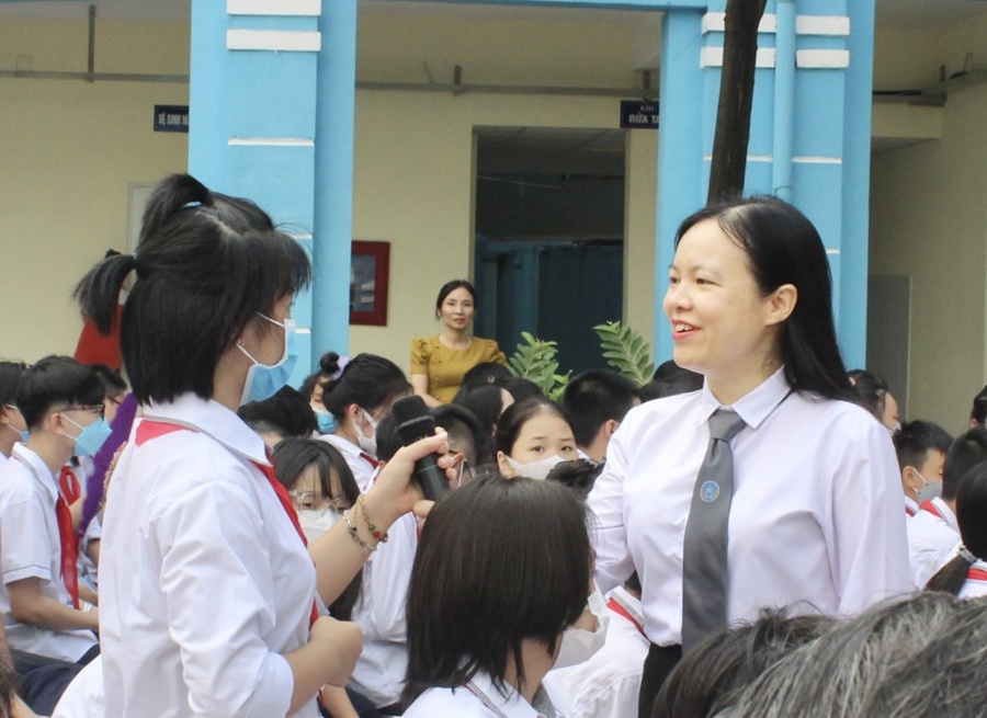 Luật sư Phạm Thị Bích Hảo tuyên truyền pháp luật phòng, chống xâm hại trẻ em trên không gian mạng; phòng, chống bạo lực trẻ em tại trường THCS Lương Yên (quận Hai Bà Trưng) 