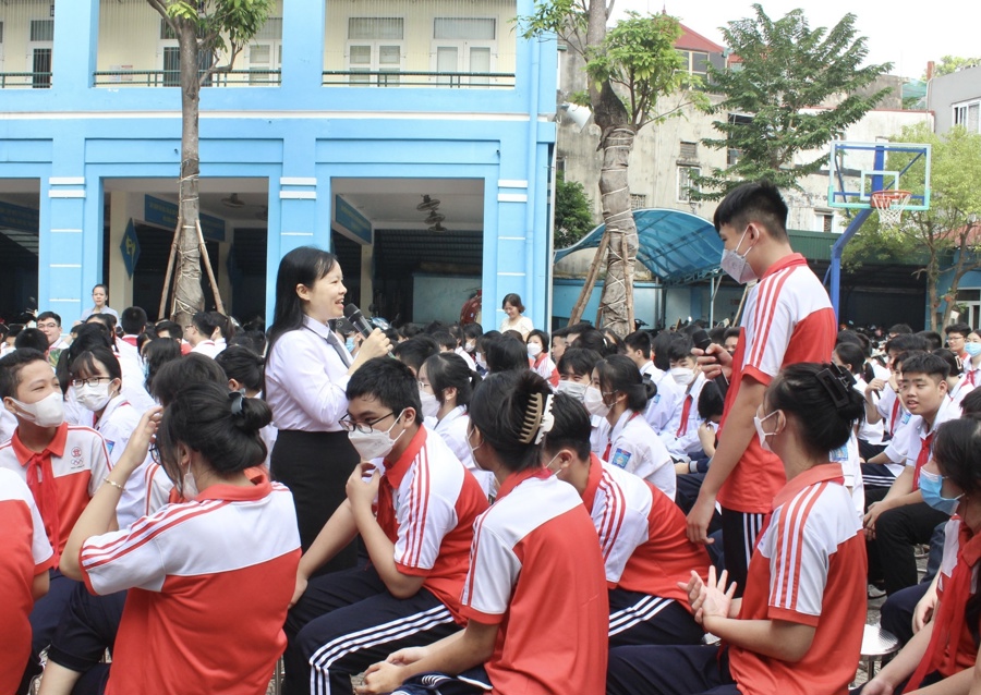 Luật sư Phạm Thị Bích Hảo giao lưu cùng các học sinh trường THCS Lương Yên