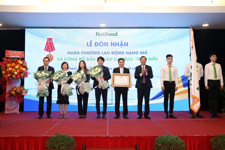 Ông Phan Văn Mãi - Chủ tịch UBND TP Hồ Chí Minh thay mặt Chính phủ trao Huân chương Lao động hạng Nhì cho Nutifood
