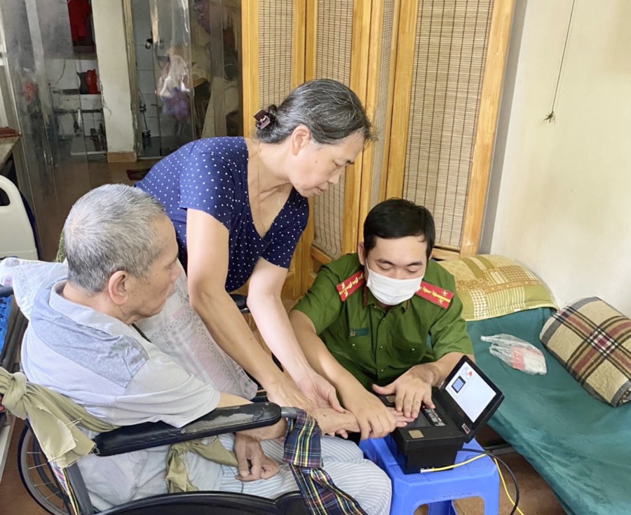 Công an quận Thanh Xuân phối hợp cùng công an các phường đến tận nơi để hoàn thành các thủ tục cấp CCCD cho người lớn tuổi, người tàn tật, người mắc bệnh, đi lại khó khăn trên địa bàn…