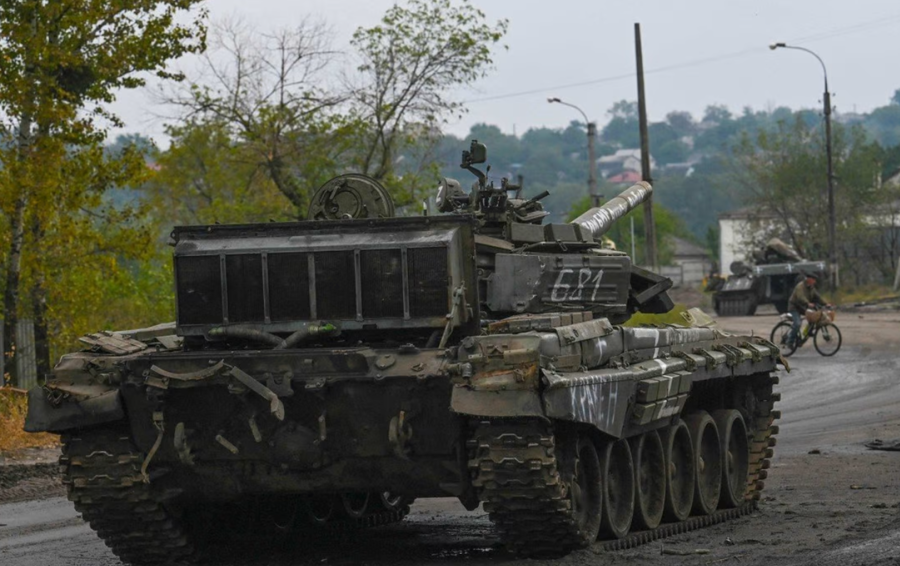 Một chiếc xe tăng của Nga bị bỏ lại ở ngoại ô Izium, Ukraine, tháng 9/2022. Ảnh: AFP