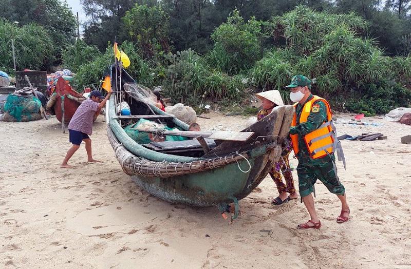 Lực lượng biên phòng Thừa Thiên Huế cùng người dân đưa thuyền vào nơi tránh, trú an toàn.