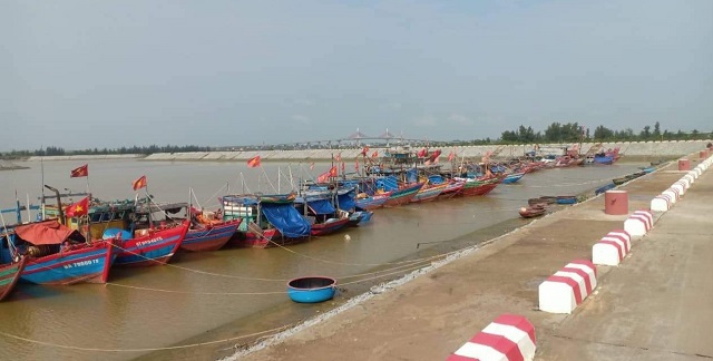 Ảnh hưởng của bão số 4 có 3.673 tàu thuyền ở Hà Tĩnh đã nắm bắt thông tin, vào bờ tránh trú an toàn