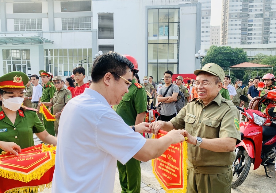 Chủ tịch UBND quận Thanh Xuân Võ Đăng Dũng trao cờ lưu niệm cho các đội thi