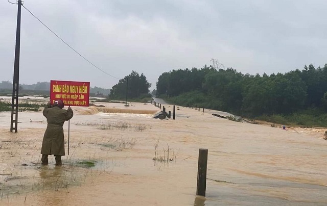 Nhiều tuyến đường ở huyện Hương Khê bị ngập sâu do mưa lớn kéo dài