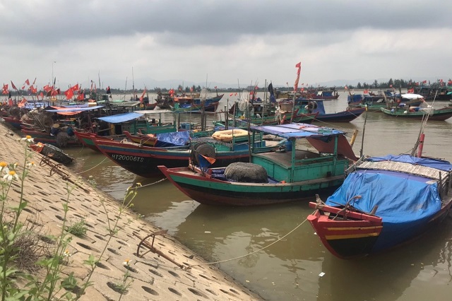 Trước diễn biến phức tạp của mưa lũ, toàn tỉnh Hà Tĩnh có 3.675 tàu thuyền đã vào nơi tránh trú an toàn