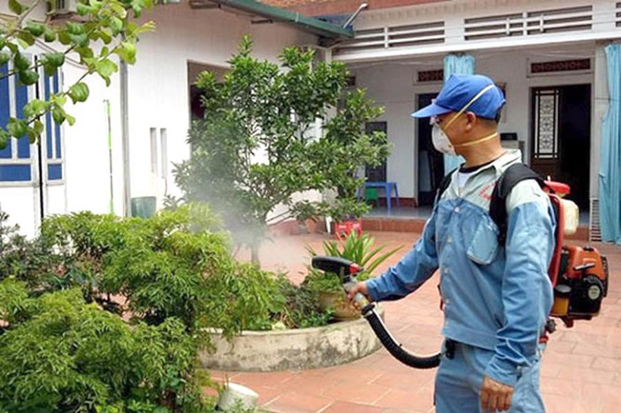 Nhân viên y tế huyện Thường Tín giám sát dịch và phun thuốc diệt muỗi. 
